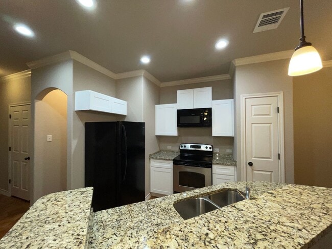 Building Photo - Town home for rent