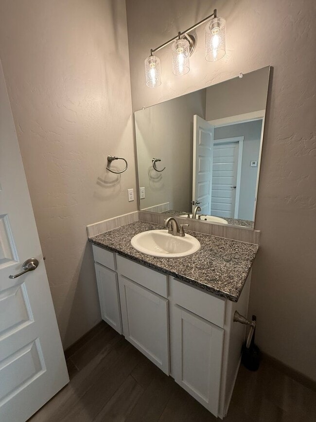 Building Photo - Modern 3 Bed, 2 Bath Home