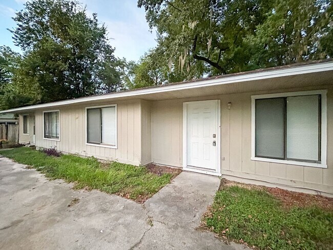 Building Photo - Spacious 2/1 in Sugarfoot Area - Fenced in...