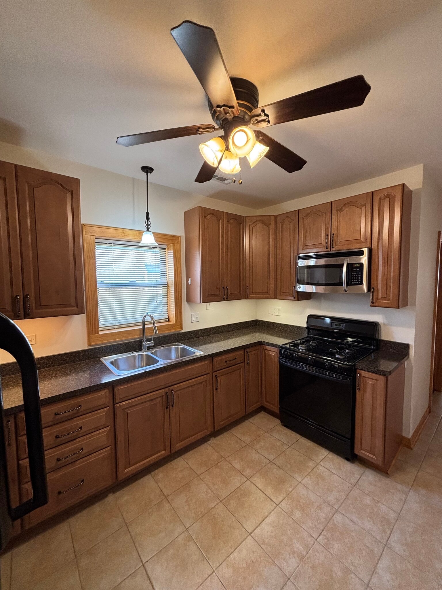 Kitchen - 2318 W Diversey Ave