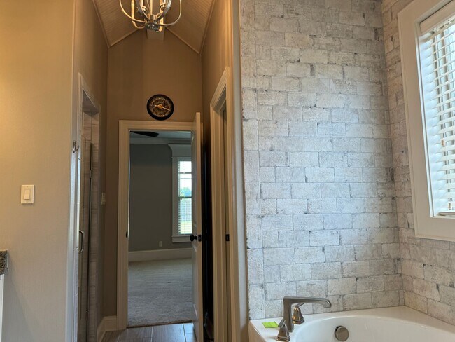 Building Photo - Gated community with community POOL!!!!