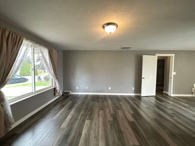 Building Photo - Charming 4 Bedroom Home with Fully Fenced Yard