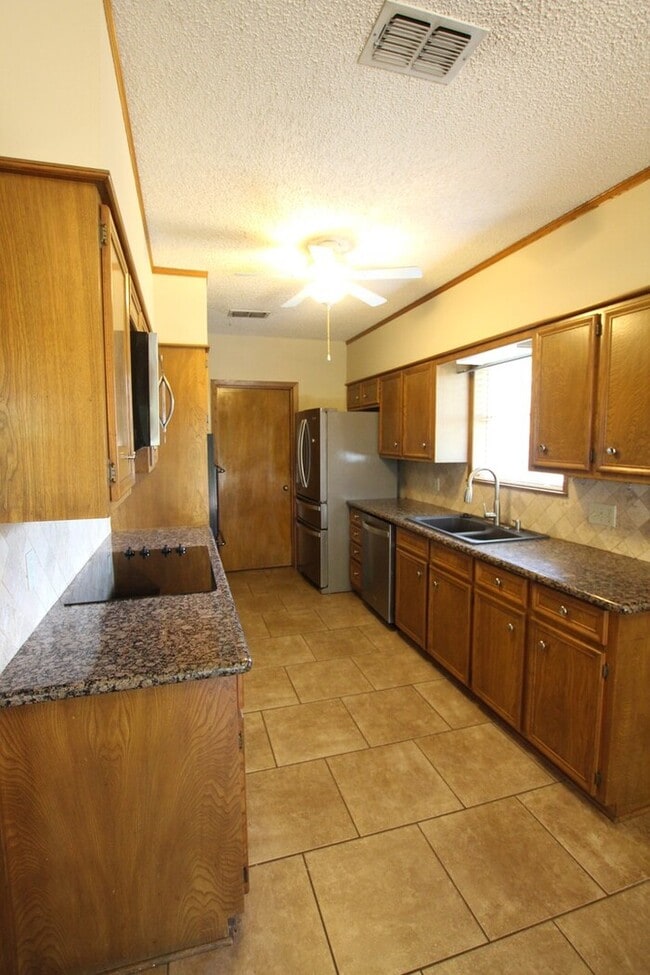 Building Photo - 3-bedroom, 2-bathroom gem!