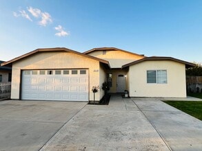 Building Photo - Large 4bd /2.75 Ba with a fenced front yard