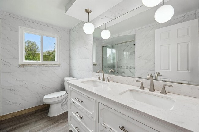 Building Photo - Move-In Ready 4 bedroom, 3 bathroom Home i...