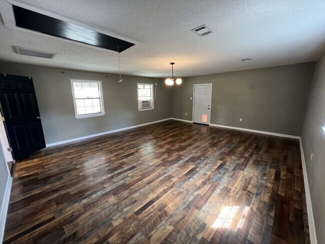Building Photo - 8725 Fairoaks St