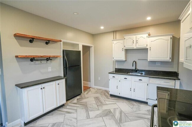 Building Photo - 628 Coal St