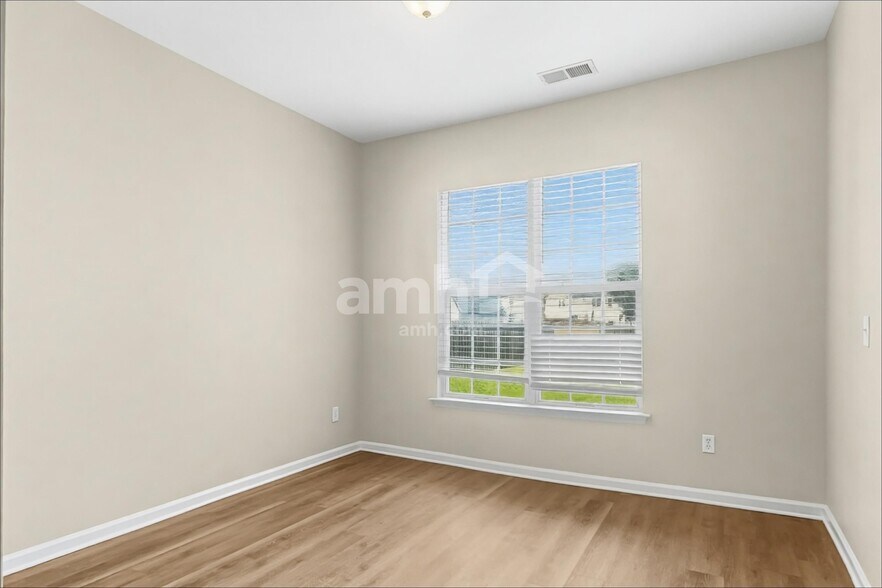 Building Photo - 578 English Oak Cir