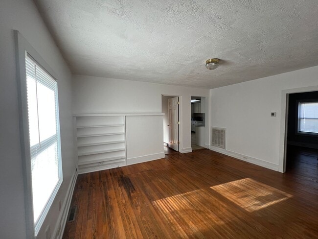 Building Photo - AVAILABLE TO SHOW!!!