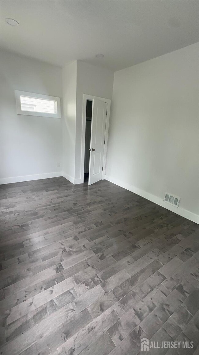 Building Photo - 21 Oak St