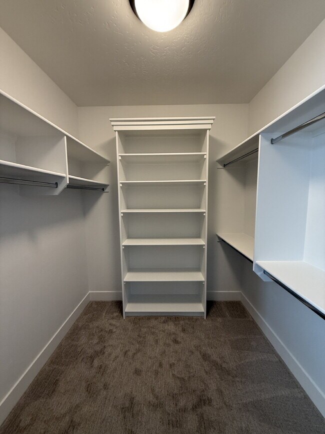 Building Photo - Functionality and convenience! Minutes from one of Meridian's most fantastic parks, with pools, p...