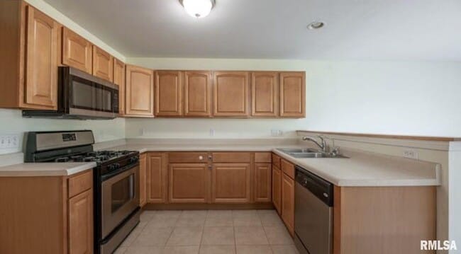 Building Photo - 1611 W Geneva Rd