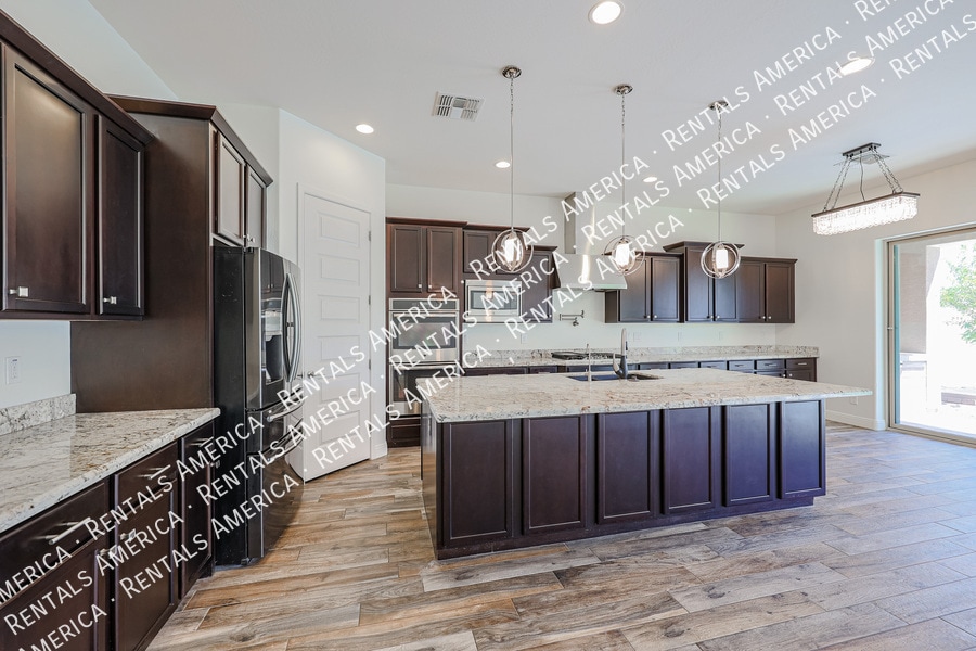 Building Photo - 4121 E Yellowstone Pl