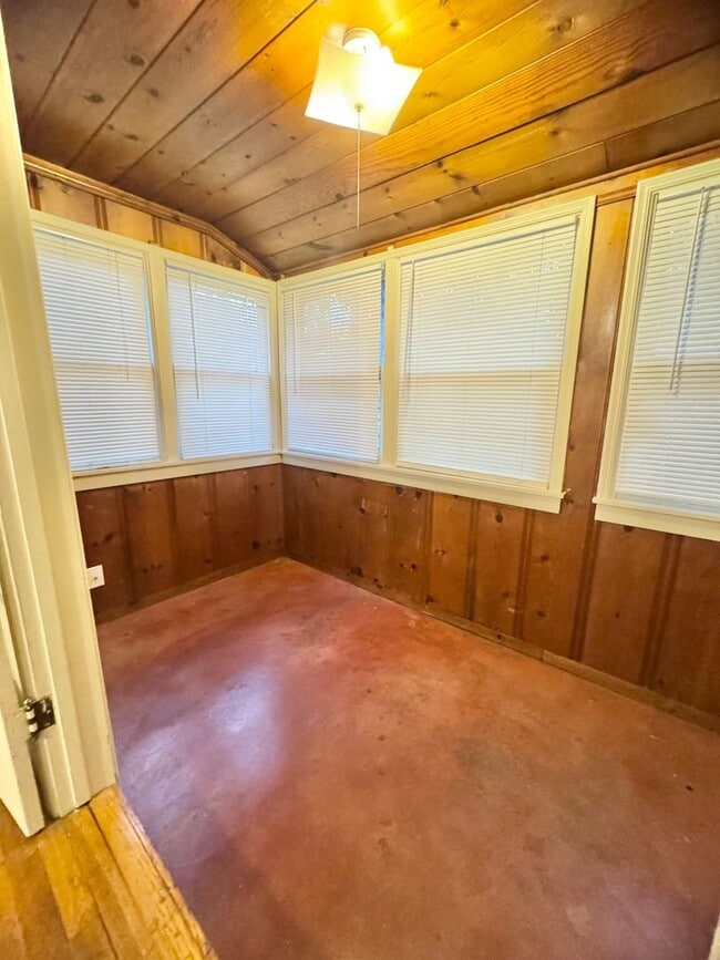 Building Photo - **Reserve for SUMMER 2026** Large house close to CSUC