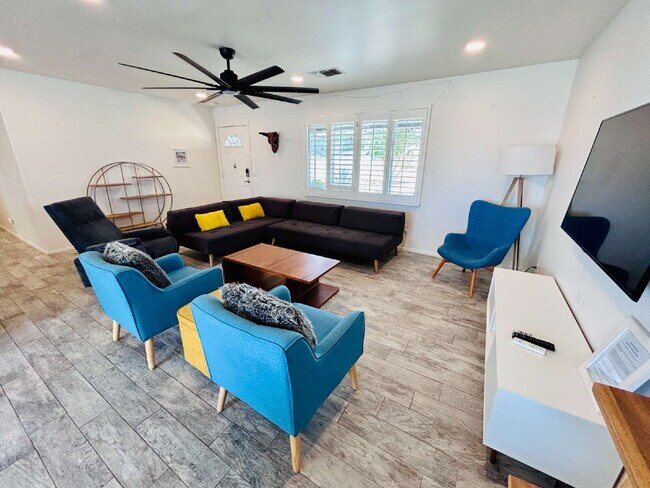Building Photo - Charming 3 Bedroom House with Pool in Friendly Hills, Joshua Tree