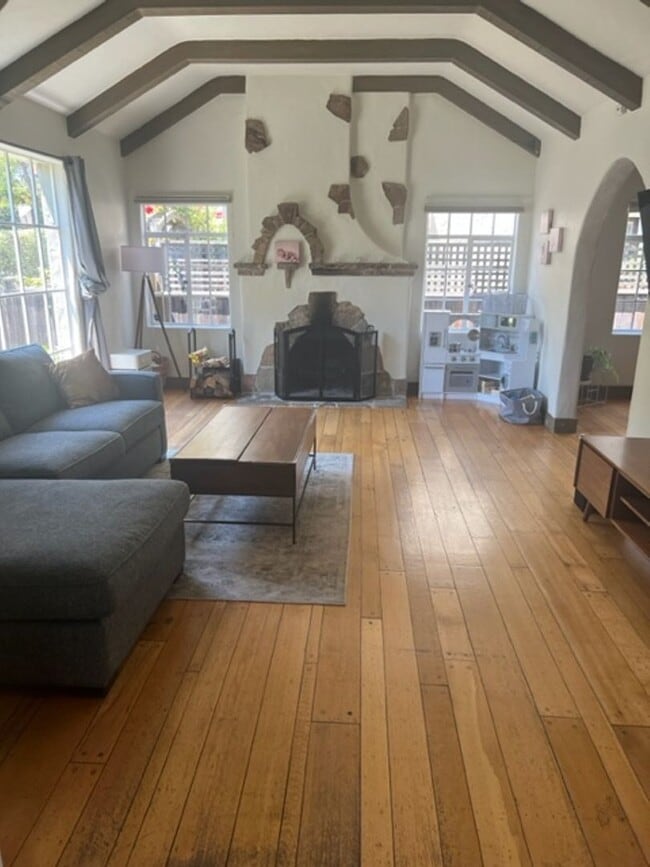 Building Photo - Beautiful, Spacious Rockridge Home!