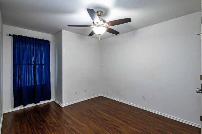 Building Photo - 5520 Stallion Ln