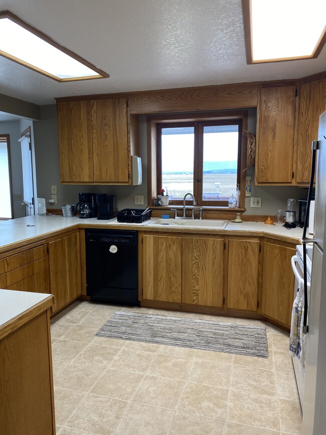 Building Photo - 391 N Somers Rd