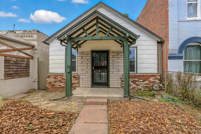 Primary Photo - 207 Galapago St