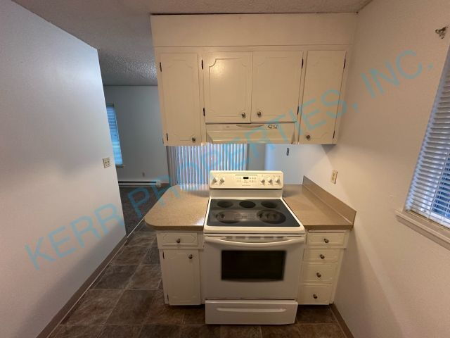 Building Photo - Charming 2-Bedroom Duplex Retreat on SE Steele St, Portland – Cozy Comfort Awaits!