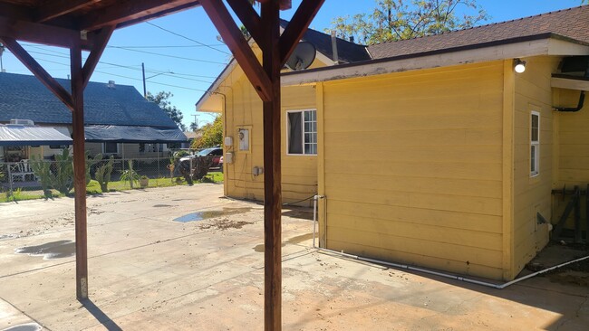 Building Photo - **2 Bdrms 1 Bath Detached Duplex in Hemet, CA**