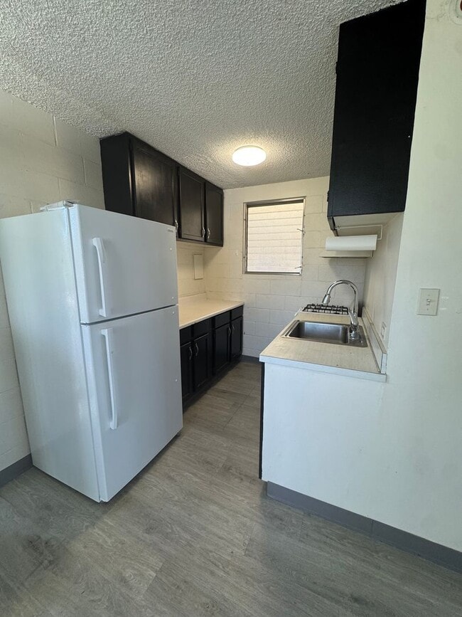 Building Photo - 2 Bed 1 Bath with 1 reserved parking in Moiliili