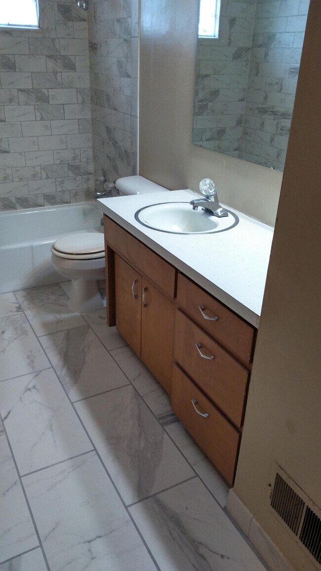 Building Photo - 1915 E Dodge St