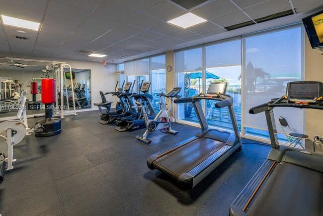 Building Photo - 3140 S Ocean Dr