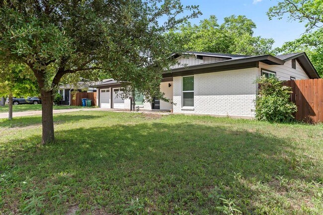 Building Photo - 2914 Loyola Ln