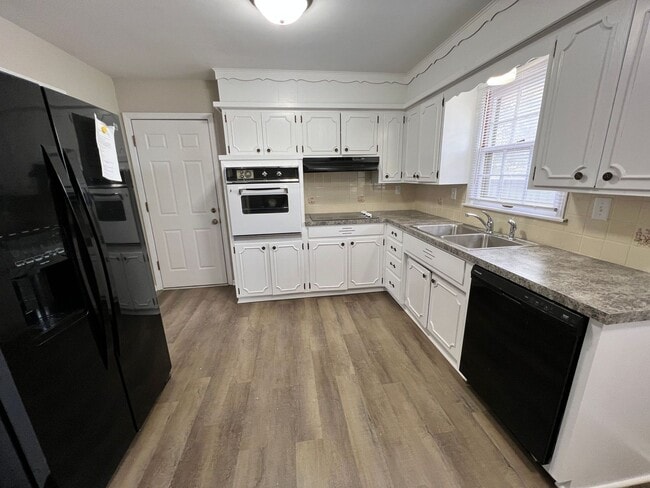 Building Photo - Spacious 3BR with Large Yard & 2-Car Garage