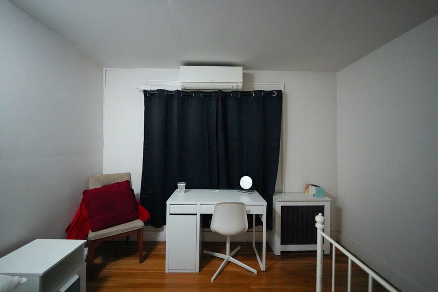 1st master bedroom on top of the staircase - 6776 Dartmouth St