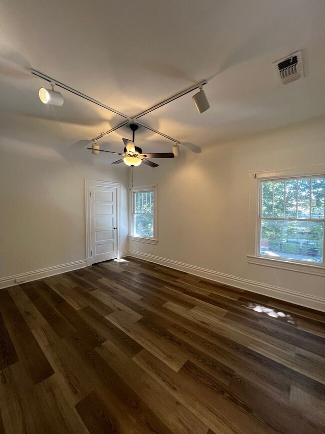 Building Photo - BEAUTIFUL 4+ BEDROOM VICTORIAN!!