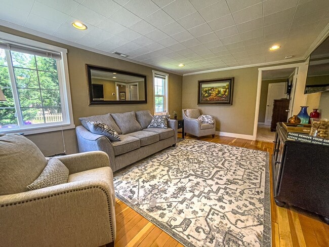 Building Photo - Kelsey's Cottage: Fully Furnished 2 bd/1ba Jacksonville Cottage, Large yard! $300 Utility Fee