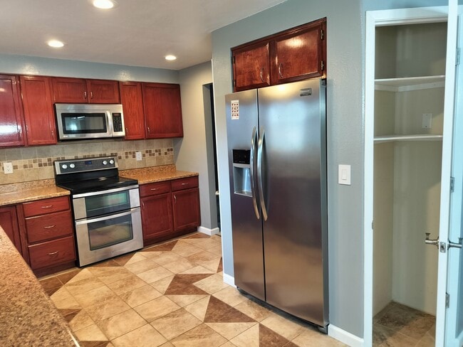 Building Photo - 130 NW Carrie Cir