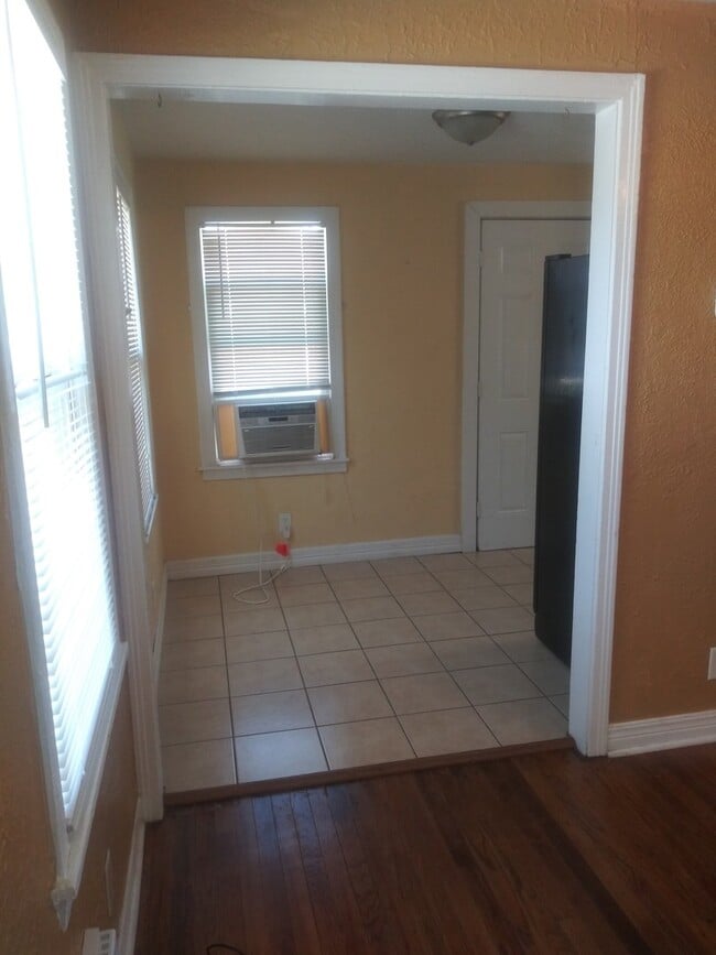 Building Photo - Cute and affordable 2/1 Large master WATER PAID BY OWNER