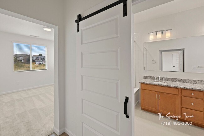 Building Photo - MODERN LUXURY 2BD/2BA/2CAR CONDO in Briargate