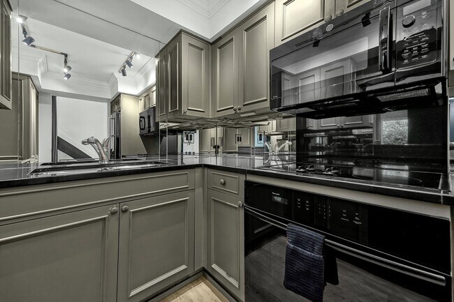 Building Photo - 3 Bedroom Luxury Condo