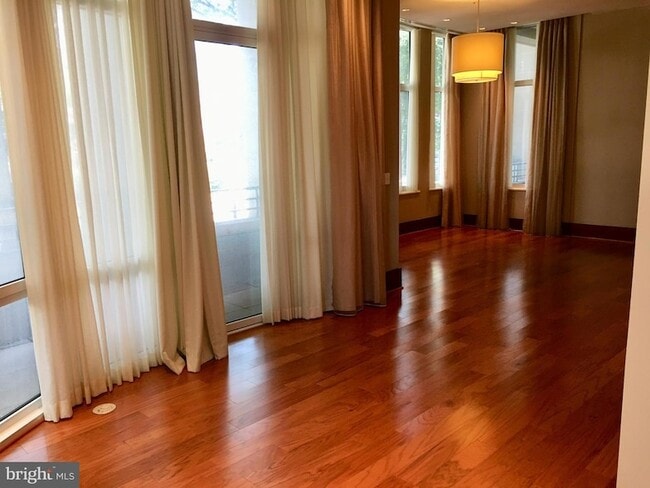 Building Photo - 8220 Crestwood Heights Dr