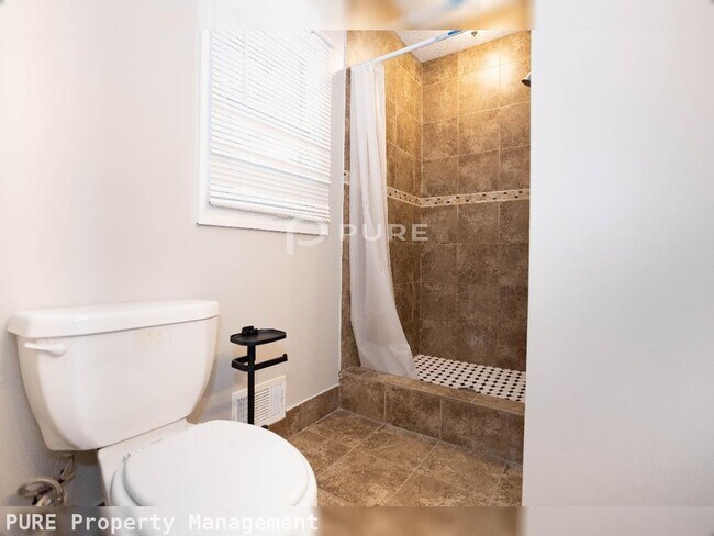Building Photo - 2895 Lakemont Pl SW