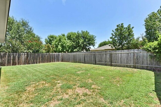 Building Photo - 916 Gentry Dr