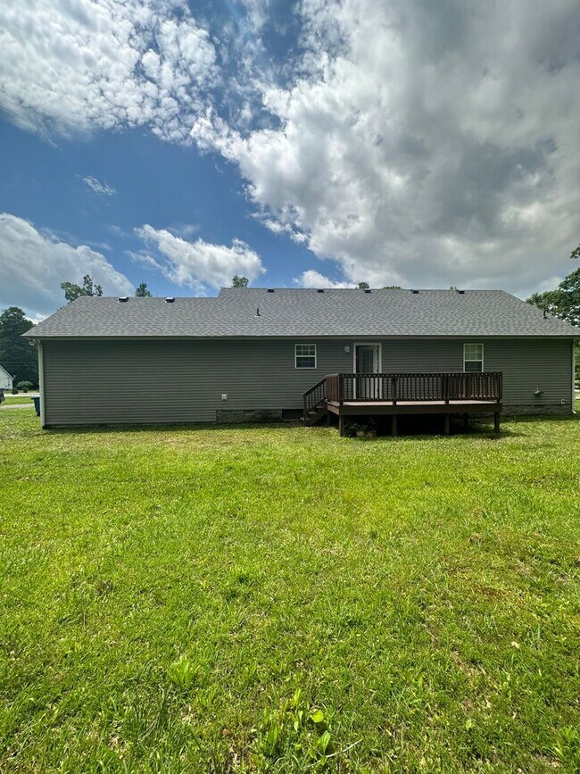 Building Photo - 3 Bedroom, 2 Bath Home Located in Manchester