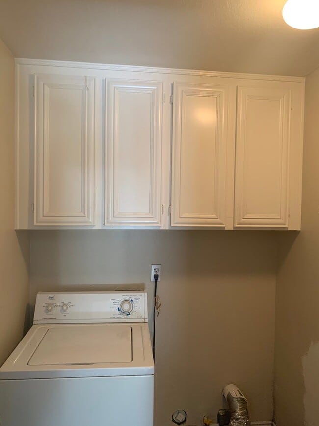 Building Photo - 4BR/2.5BA Townhouse with a view