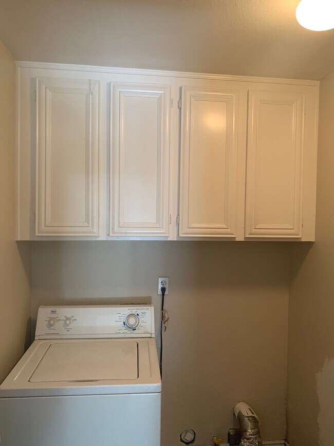 Building Photo - Coming SOON...............4BR/2.5BA Townho...
