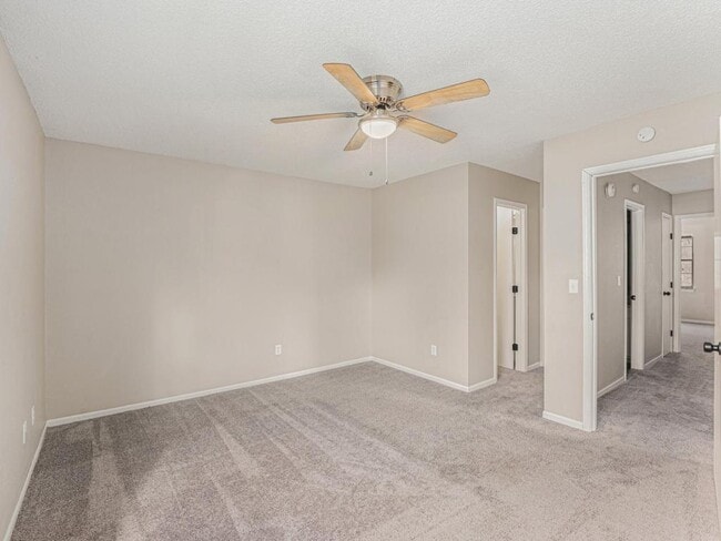 Building Photo - 810 SW Pinebrook Village Ct