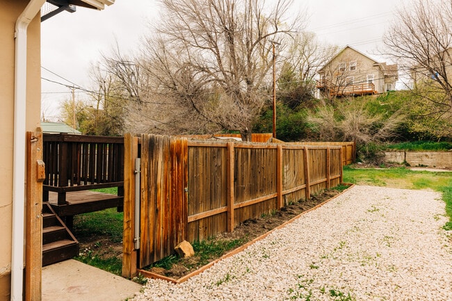 Building Photo - 628 Gladstone St