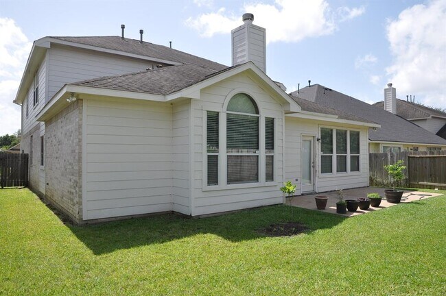 Building Photo - 2222 Drake Falls Dr