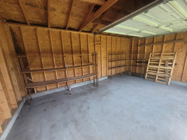 Building Photo - 2021 Greenbrier Rd