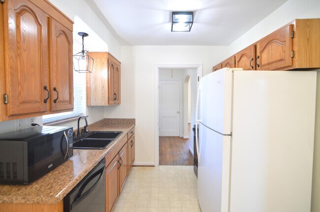 Building Photo - 27 Sunnymede Dr