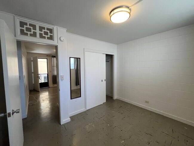 Building Photo - R1171