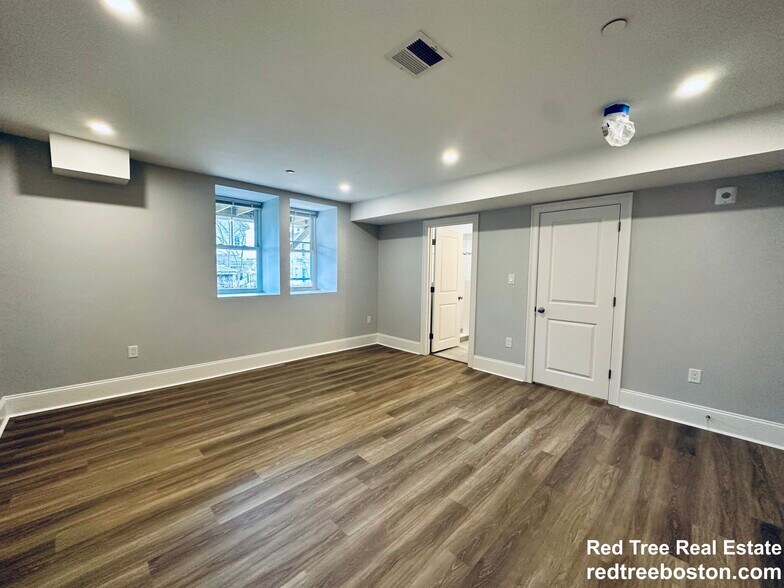 Building Photo - 100 Brooks St